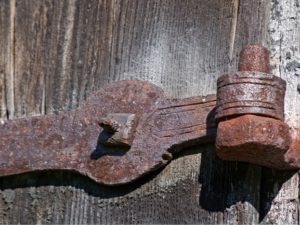 Corrosion: Resistance des charnières de porte.